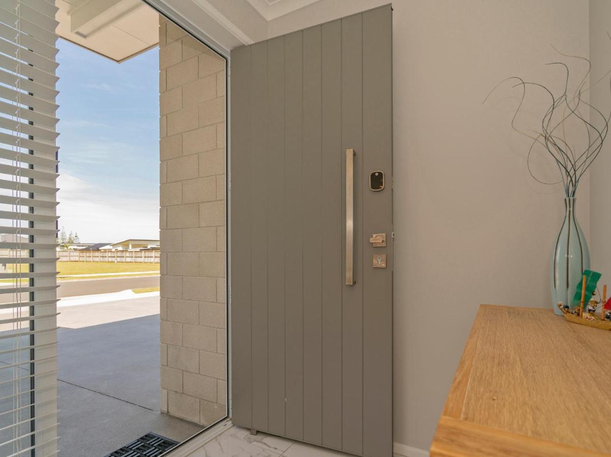 Modern Beach Pad - Whitianga Holiday Home Exterior photo