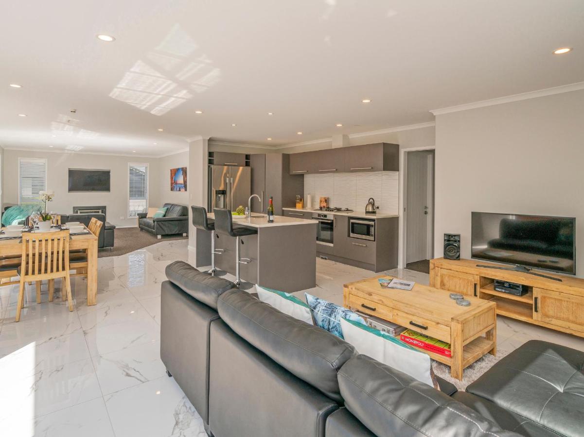 Modern Beach Pad - Whitianga Holiday Home Exterior photo